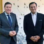 El consejero de Economía y Hacienda, Carlos Fernández Carriedo, junto al embajador de India en España, Dinesh K. Patnaik