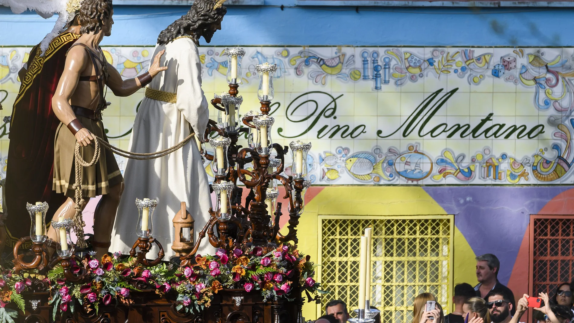 El paso de Nuestro Padre de Jesús de Nazaret de la cofradía de Pino Montano por una calle de su barrio