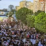 El paso de Nuestro Padre de Jesús de Nazaret de la cofradía de Pino Montano por una calle de su barrio
