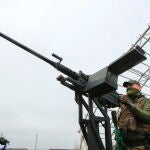 Un soldado ucraniano maneja un aparato antidrones en Kyiv
