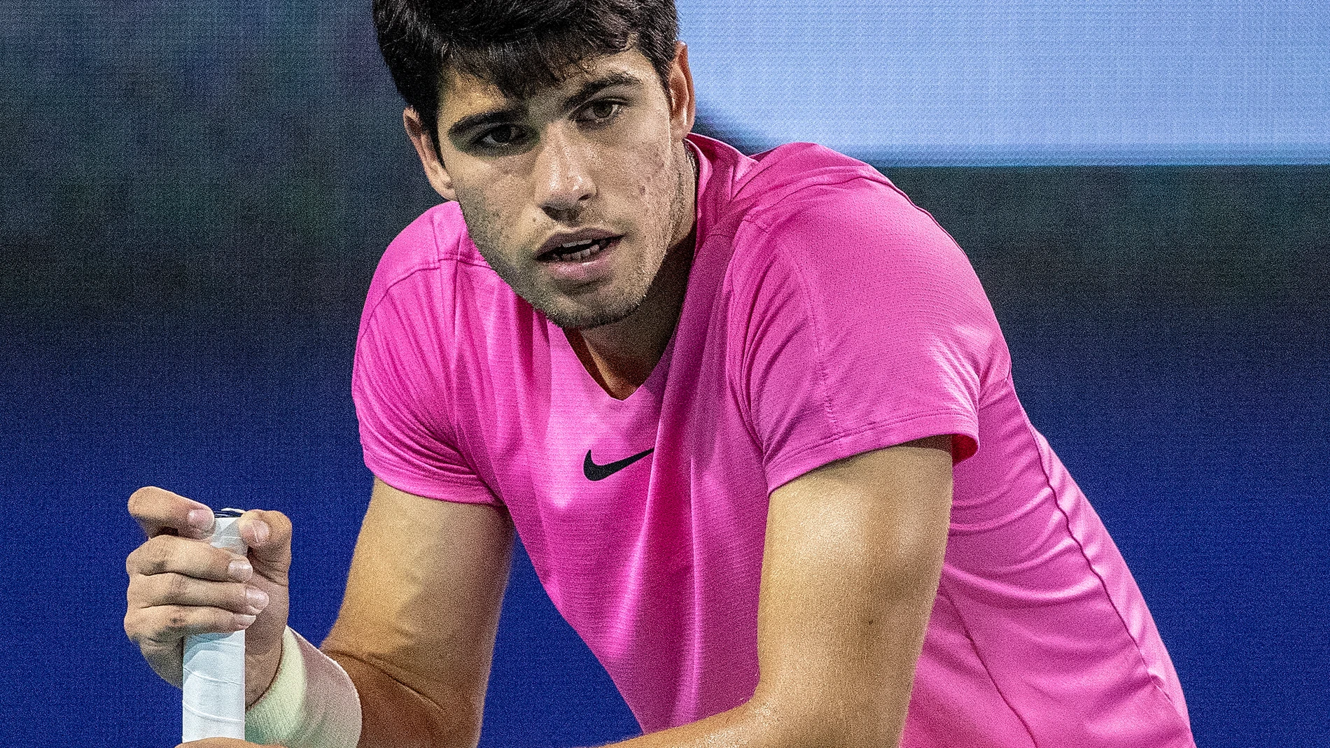 Miami (United States), 31/03/2023.- Carlos Alcaraz of Spain reacts during his match against Jannik Sinner of Italy during the Men'Äôs Singles Semifinals of the 2023 Miami Open tennis tournament at the Hard Rock Stadium in Miami, Florida, USA, 31 March 2023. (Tenis, Abierto, Italia, España, Estados Unidos) EFE/EPA/CRISTOBAL HERRERA-ULASHKEVICH
