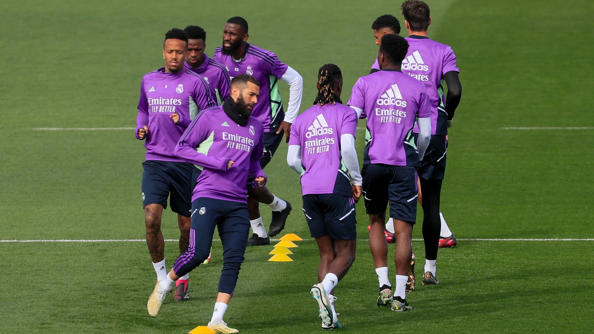 MADRID, 01/04/2023.- El defensa francés del Real Madrid Éder Gabriel Militão (i, detrás), y el delantero francés Karim Benzemá (c, izda), durante un entrenamiento de su equipo en la Ciudad Deportiva de Valdebebas este sábado. EFE/ Fernando Alvarado