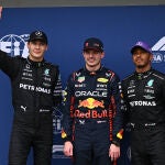 Max Verstappen, entre los dos pilotos de Mercedes