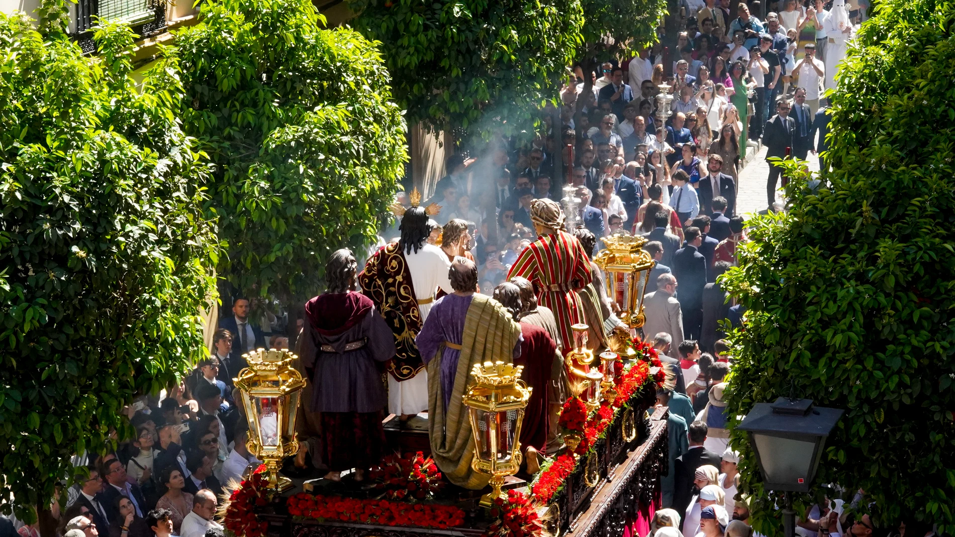 Paso de la Hermandad de La Cena por el centro de Sevilla a 02 de marzo del 2023. La Semana Santa es una de las celebraciones más importantes para los católicos, y en Sevilla se vive con especial fervor. Cerca de sesenta cofradías recorren las calles de la ciudad entre el Viernes de Dolores y el Domingo de Resurrección. 02 ABRIL 2023 Eduardo Briones / Europa Press 02/04/2023