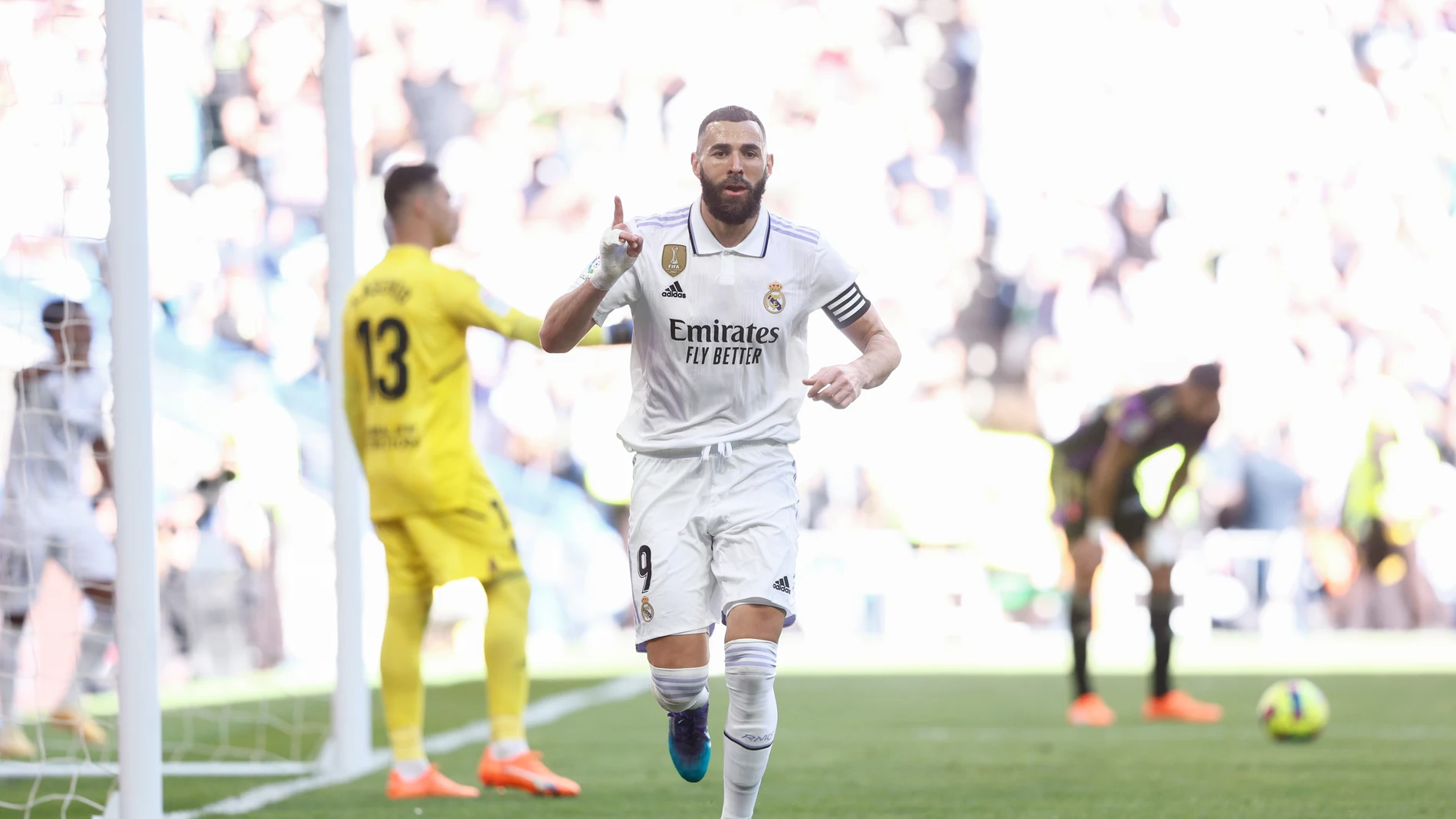 MADRID, 02/04/2023.- El centrocampista brasileño del Real Madrid, Karim Benzema celebra uno de sus goles ante el Valladolid, el segundo del equipo, durante el partido de Liga que el Real Madrid y el Valladolid disputan este domingo en el estadio Santiago Bernabéu de Madrid. EFE/ Rodrigo Jimenez