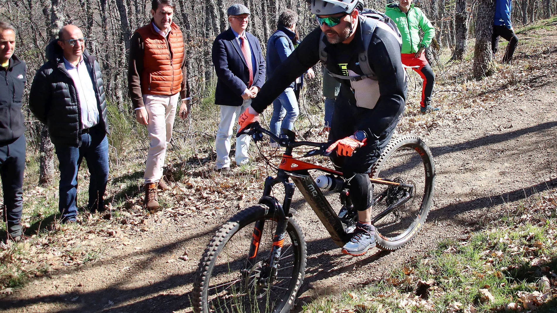 Suárez-Quiñones visita la zona donde se ubicará este centro de MTB