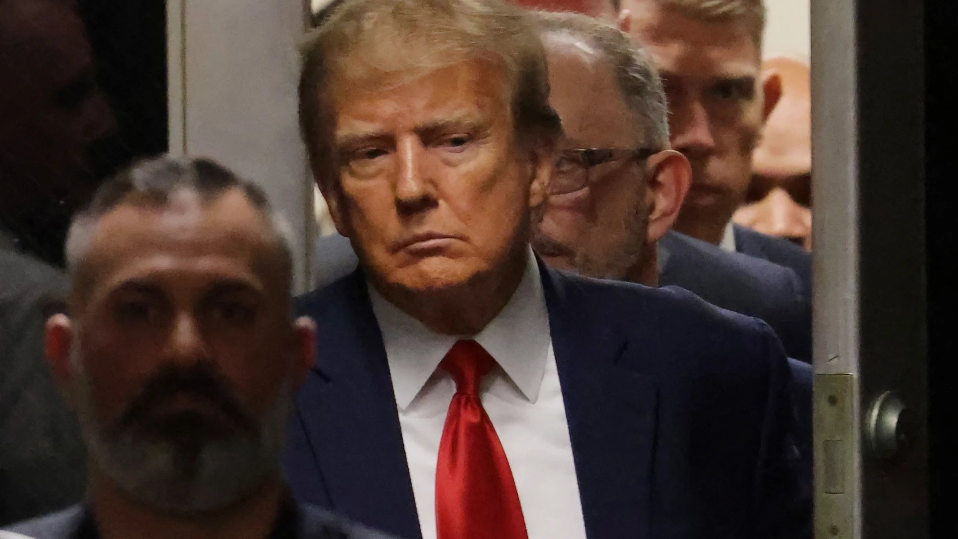 New York (United States), 04/04/2023.- Former US President Donald J. Trump walks towards the courtroom inside New York Criminal Court in New York, New York, USA, 04 April 2023. A Manhattan grand jury voted to indict former President Donald J. Trump last week and he will turn himself in at the courthouse and appear before a judge to hear the charges against him later today. (Estados Unidos, Nueva York) EFE/EPA/JUSTIN LANE