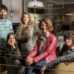 De izda. a dcha., Roberto Butragueño, Alice Oziol, Paola Botrán, Nuria Landete y Marianna Mori, de Sideral