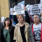 La candidata de Podemos Asturies a la Presidencia del Principado, Covadonga Tomé (c), participa en una manifestación junto a simpatizantes del partido, este martes en Oviedo, después de que la dirección nacional de Podemos haya promovido un expediente sancionador contra ella, quien teme que el fin último de este "atropello democrático" es conseguir su expulsión del partido e impedir así que concurra como cabeza de lista a las elecciones autonómicas del 28 de mayo. 