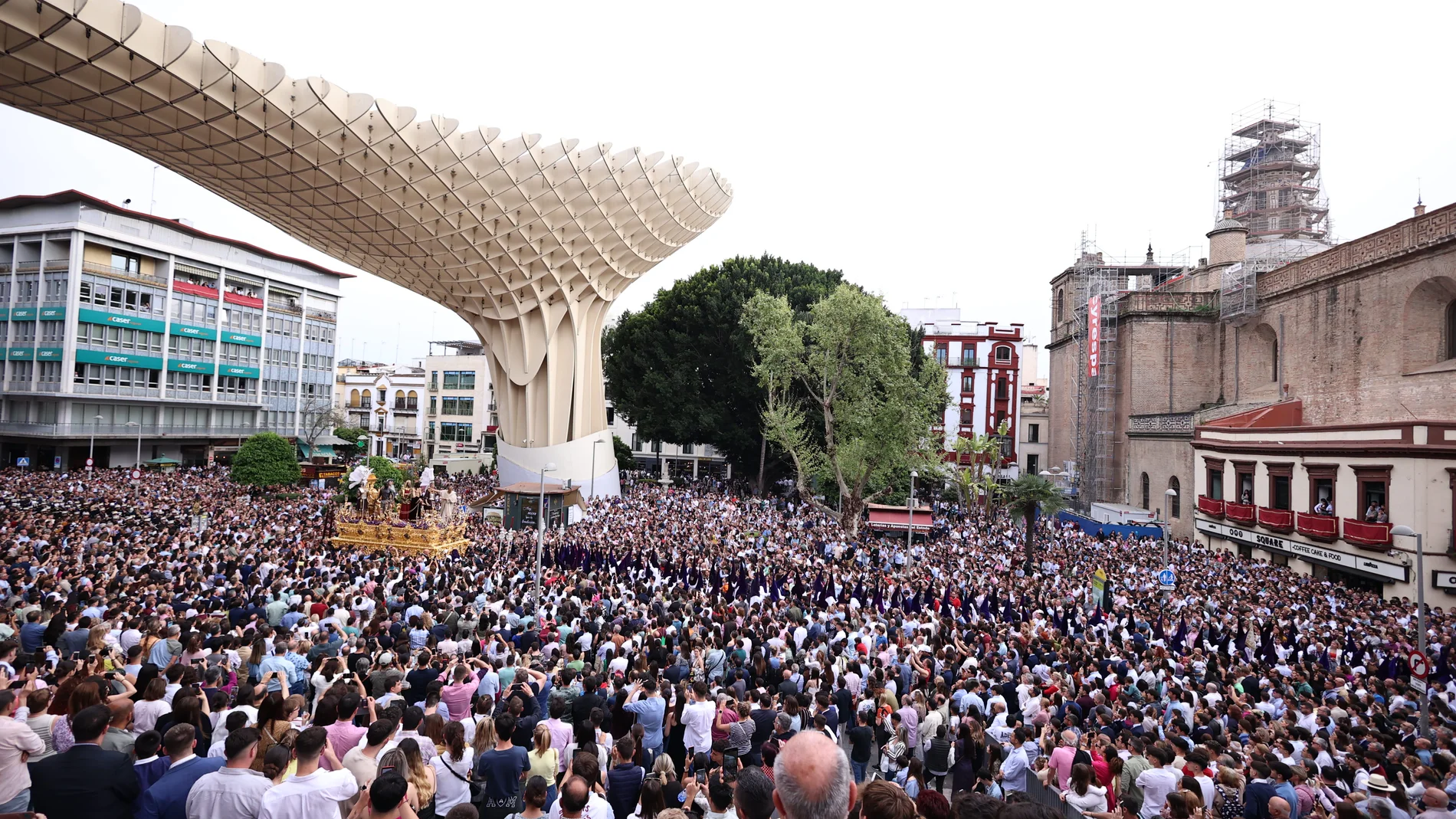 La Hermandad Sacramental de San Benito pasa por la plaza de la Encarnación rodeada de miles de personas, a 04 de abril del 2023, en Sevilla, (Andalucía, España). La Semana Santa es una de las celebraciones más importantes para los católicos, y en Sevilla se vive con especial fervor. Cerca de sesenta cofradías recorren las calles de la ciudad entre el Viernes de Dolores y el Domingo de Resurrección.04 ABRIL 2023Europa Press04/04/2023