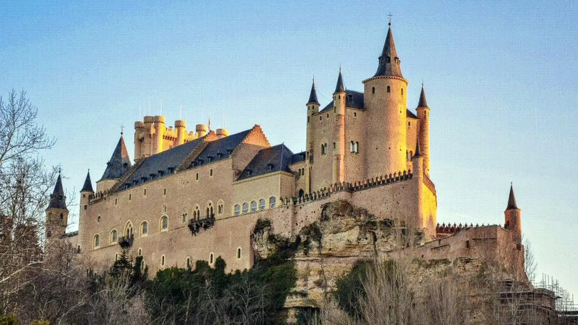 Alcázar de Segovia surcando el río Eresma