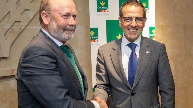Ernesto Moronta, de Ucar, y Fernando Antúnez, de Urcacyl, tras firmar el acuerdo