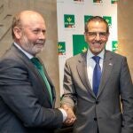 Ernesto Moronta, de Ucar, y Fernando Antúnez, de Urcacyl, tras firmar el acuerdo