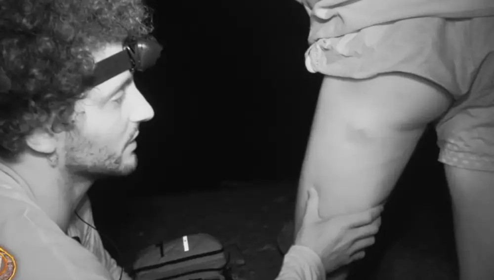 El médico de 'Supervivientes' curando a Bosco