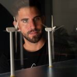 Rubén Lijó observando el infinito entre un campo de maquetas de aerogeneradores