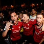 Los jugadores de Osasuna saludan a los aficionados en la Plaza del Castillo