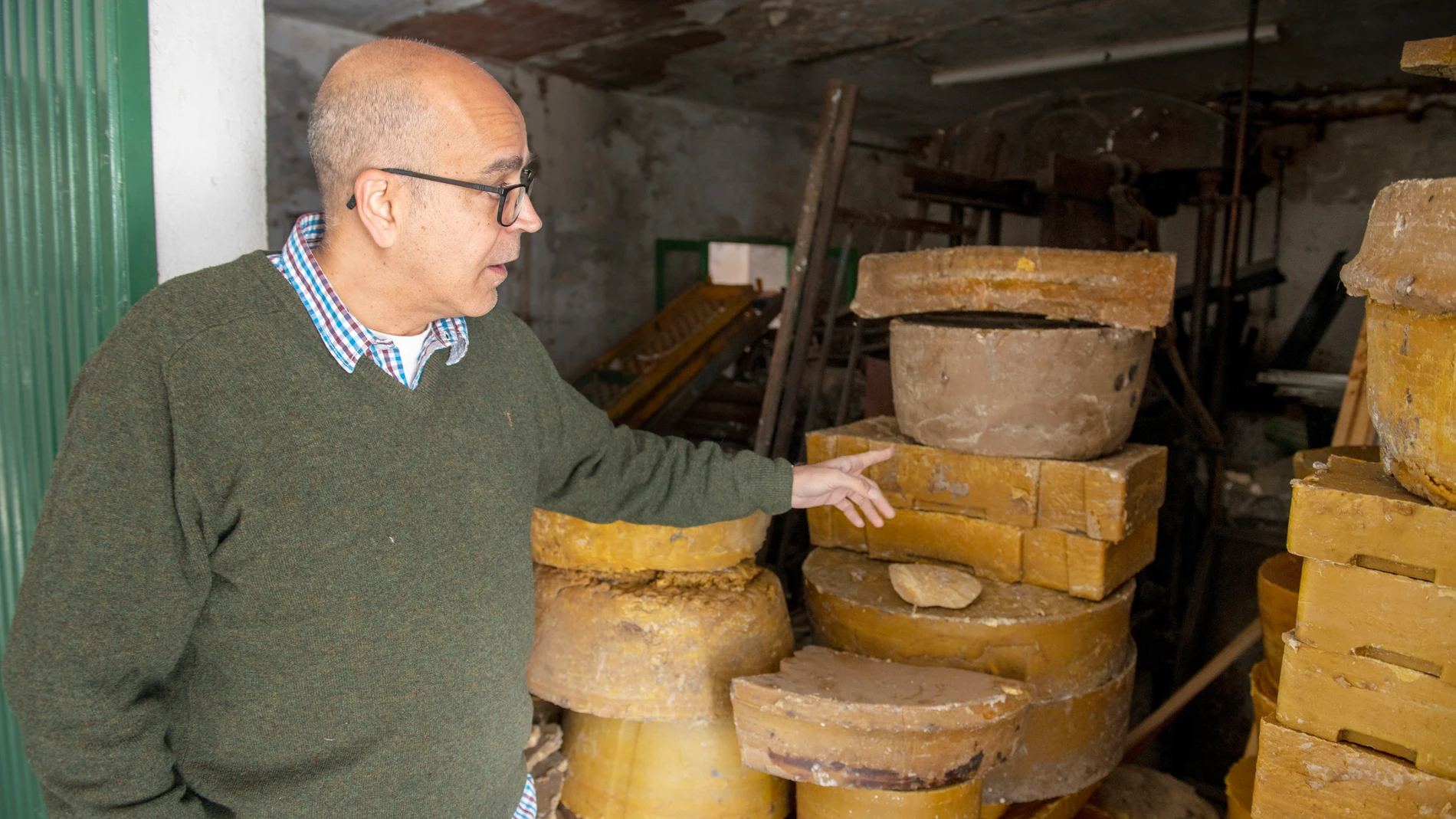 GRAFAND157. ANDÚJAR (JAÉN), 05/04/2023.- Javier Bellido, responsable de la empresa iliturgitana ‘Cera Bellido’, muestra los bloques de cera de abeja con los que fabrican sus velas desde 1889 en Andújar (Jaén), siendo hoy en día los únicos fabricantes de cera virgen de abejas que no emplean métodos químicos, parafinos o petróleo, conservando así excelentes propiedades naturales. EFE/ José Manuel Pedrosa