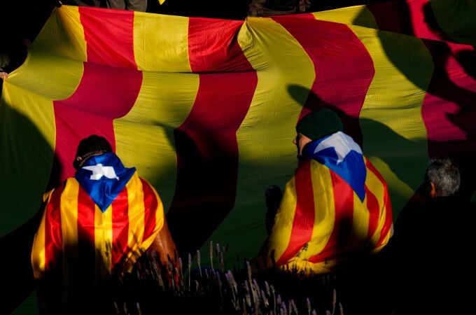 BARCELONA, 19/01/2023.- Manifestación convocada por el independentismo, en una movilización unitaria frente al Museo Nacional de Arte de Cataluña contra la cumbre hispanofrancesa este jueves en Barcelona. 