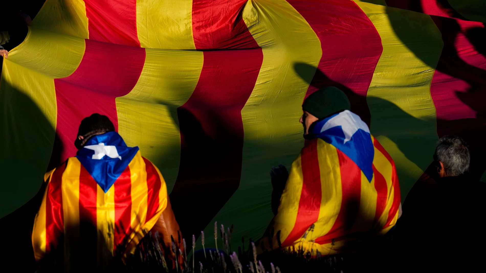 BARCELONA, 19/01/2023.- Manifestación convocada por el independentismo, en una movilización unitaria frente al Museo Nacional de Arte de Cataluña contra la cumbre hispanofrancesa este jueves en Barcelona.