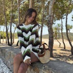 María Pombo posa con el vestido de crochet de Mango más boho y precioso de la temporada.