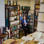 Rafael Tigeras posa para La Razón en la Librería Dykinson en el barrio de Moncloa de Madrid. 