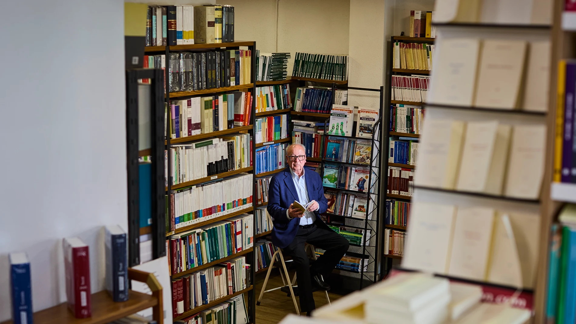 Entrevista con Rafael Tijeras, propietario de la acogedora librería Dykinson, especializada en derecho, empresa y humanidades, con editorial propia, cercana al ámbito universitario. © Alberto R. Roldán / Diario La Razón
