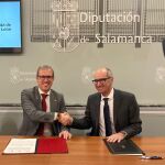 Mariano Veganzones firma el convenio con Javier Iglesias