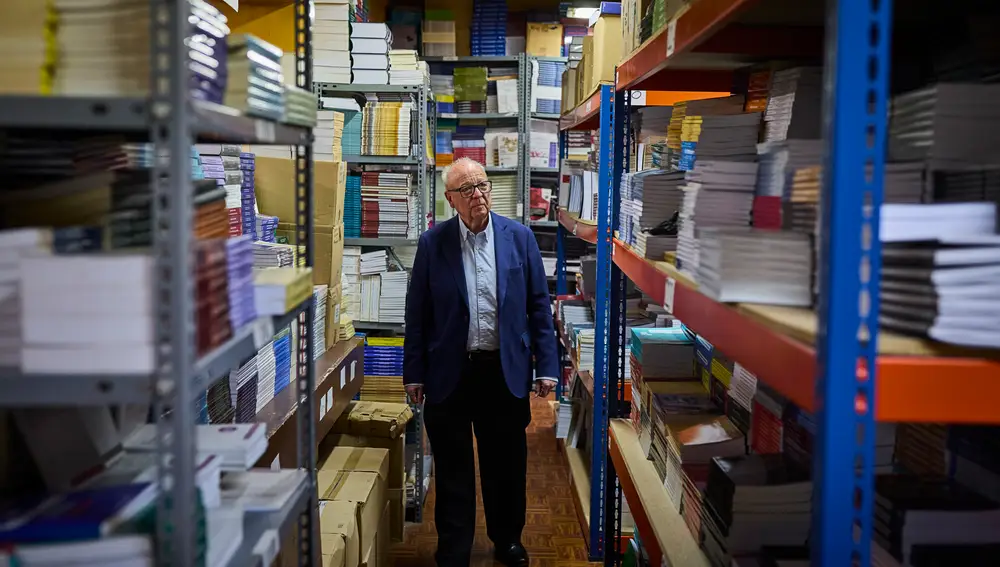 Rafael Tigeras en el sótano de la Librería Dykinson en el emblemático edificio La Casa de las Flores en el barrio de Moncloa.
