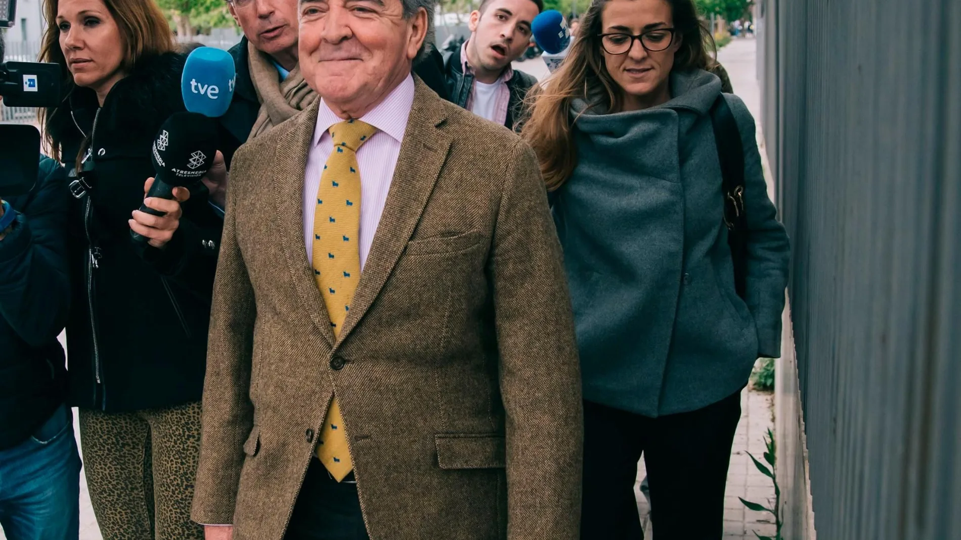 El abogado Corbín, junto a una de sus hijas, Rita Corbín Barberá