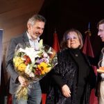 Pepe Aniorte (izquierda) junto a Almeida en un acto por el Día del Voluntariado