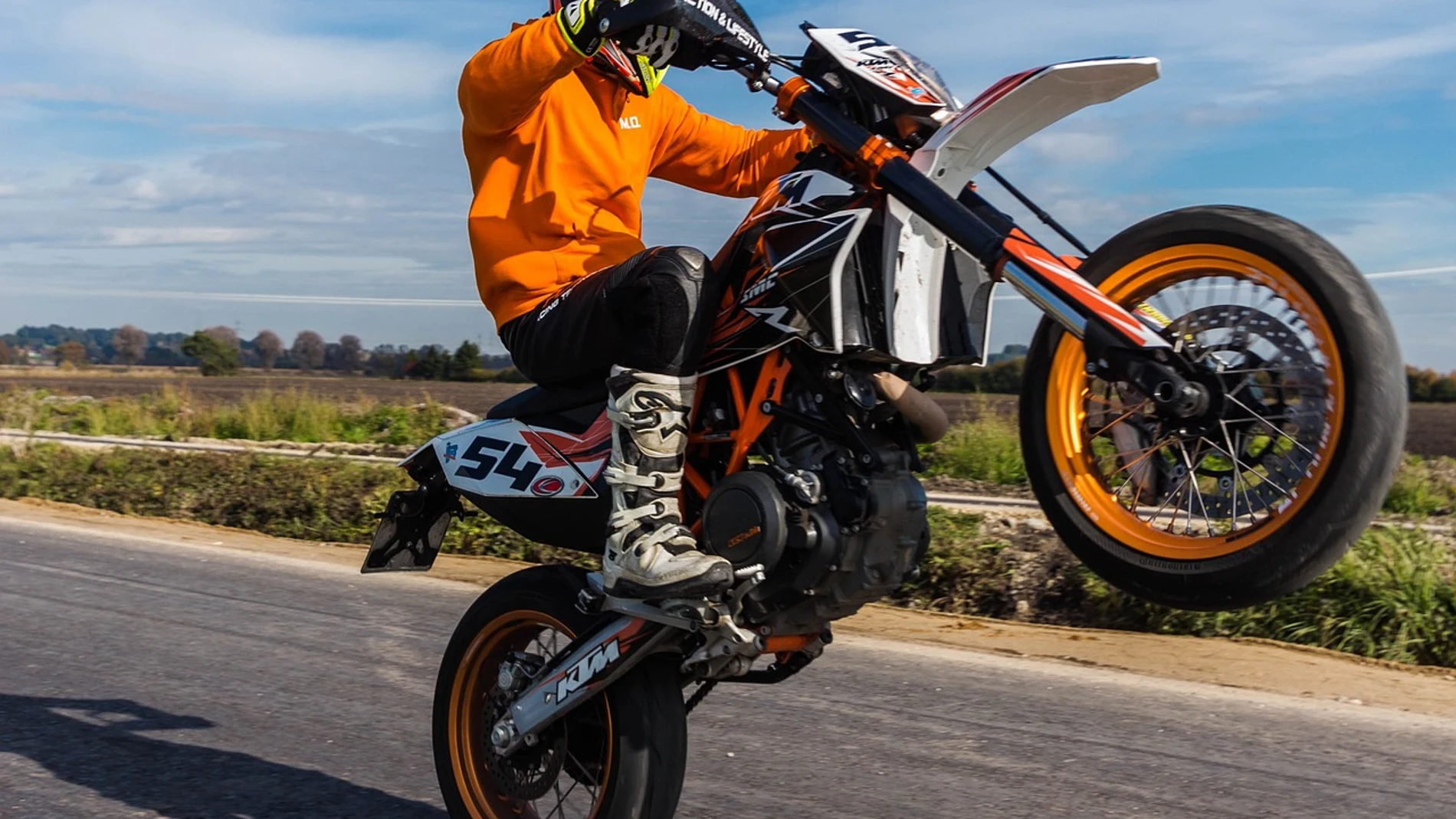 ¿A cuánto asciende la multa por hacer el caballito con la moto?