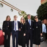 Genoveva Casanova y Cayetano Martínez de Irujo con sus hijos, Amina y Luis, y Bárbara Mirjan