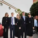 Genoveva Casanova y Cayetano Martínez de Irujo con sus hijos, Amina y Luis, y Bárbara Mirjan
