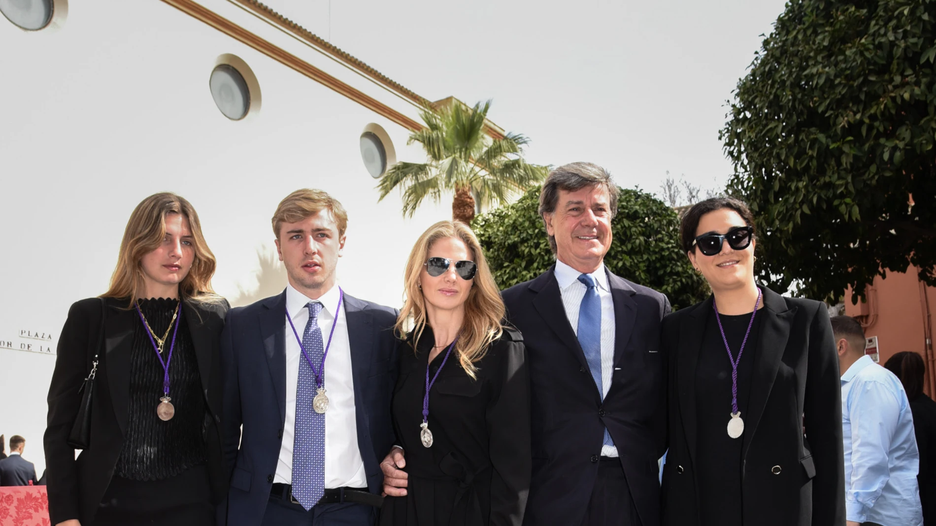 Genoveva Casanova y Cayetano Martínez de Irujo con sus hijos, Amina y Luis, y Bárbara Mirjan