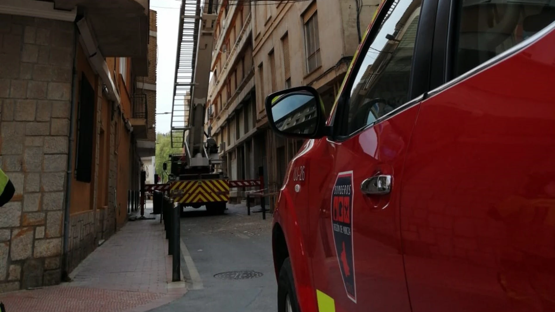 Bomberos del CEIS de la Región de Murcia revisan la fachada de un edificio de la travesía Ramón y Cajal de Lorca por caída de cascotes'1-1-2' REGIÓN DE MURCIA06/04/2023