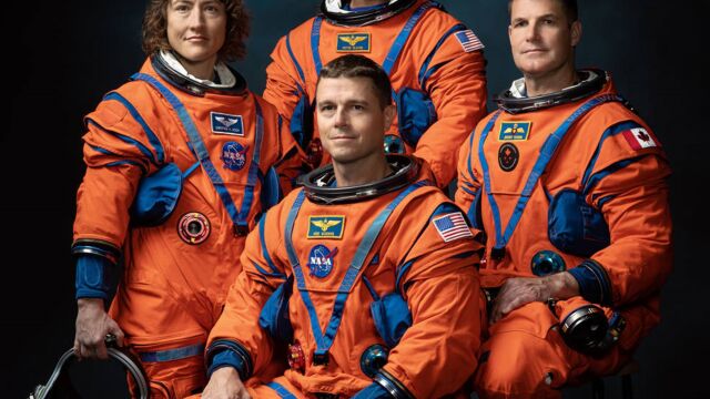 La tripulación de la misión Artemis II de la NASA (de izquierda a derecha): Los astronautas de la NASA Christina Hammock Koch, Reid Wiseman (sentado), Victor Glover y el astronauta de la Agencia Espacial Canadiense Jeremy Hansen. 