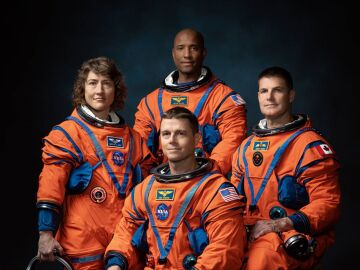 La tripulaci&oacute;n de la misi&oacute;n Artemis II de la NASA (de izquierda a derecha): Los astronautas de la NASA Christina Hammock Koch, Reid Wiseman (sentado), Victor Glover y el astronauta de la Agencia Espacial Canadiense Jeremy Hansen. 