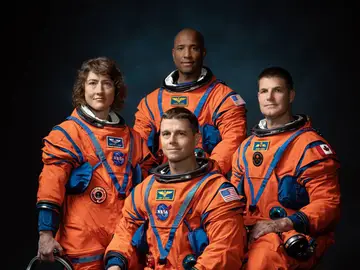 La tripulación de la misión Artemis II de la NASA (de izquierda a derecha): Los astronautas de la NASA Christina Hammock Koch, Reid Wiseman (sentado), Victor Glover y el astronauta de la Agencia Espacial Canadiense Jeremy Hansen. La tripulación de la misión Artemis II de la NASA (de izquierda a derecha): Los astronautas de la NASA Christina Hammock Koch, Reid Wiseman (sentado), Victor Glover y el astronauta de la Agencia Espacial Canadiense Jeremy Hansen.