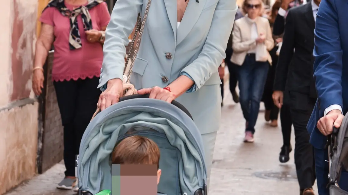Eva González con su hijo en la Semana Santa de Sevilla