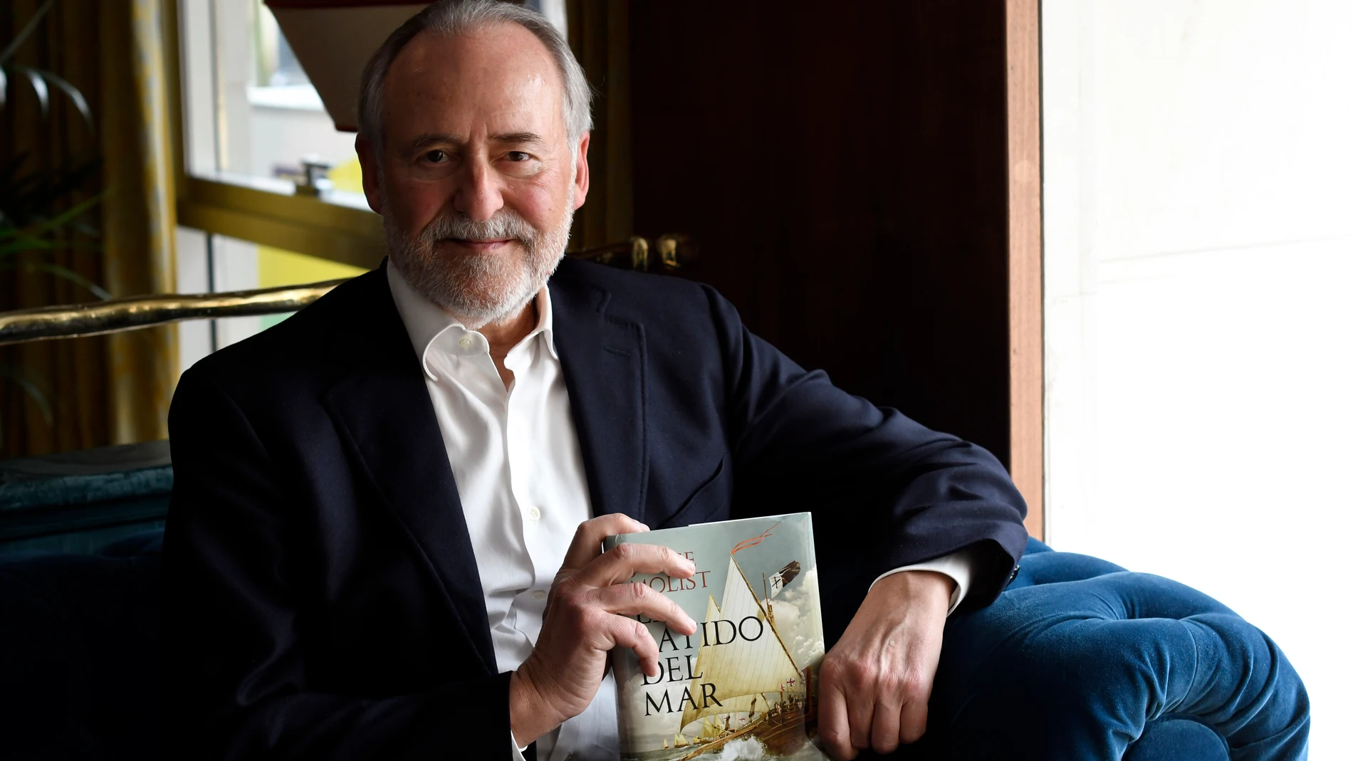 Jorge Molist posa con su última novela, "El latido del mar"