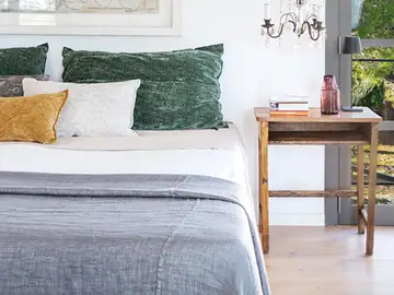 La alternativa a la mesita de noche que cada vez vemos más en dormitorios La alternativa a la mesita de noche que cada vez vemos más en dormitorios