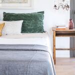 La alternativa a la mesita de noche que cada vez vemos m&aacute;s en dormitorios