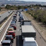 Doce kilómetros de retención en 2 autovías de Alicante por sendas colisiones