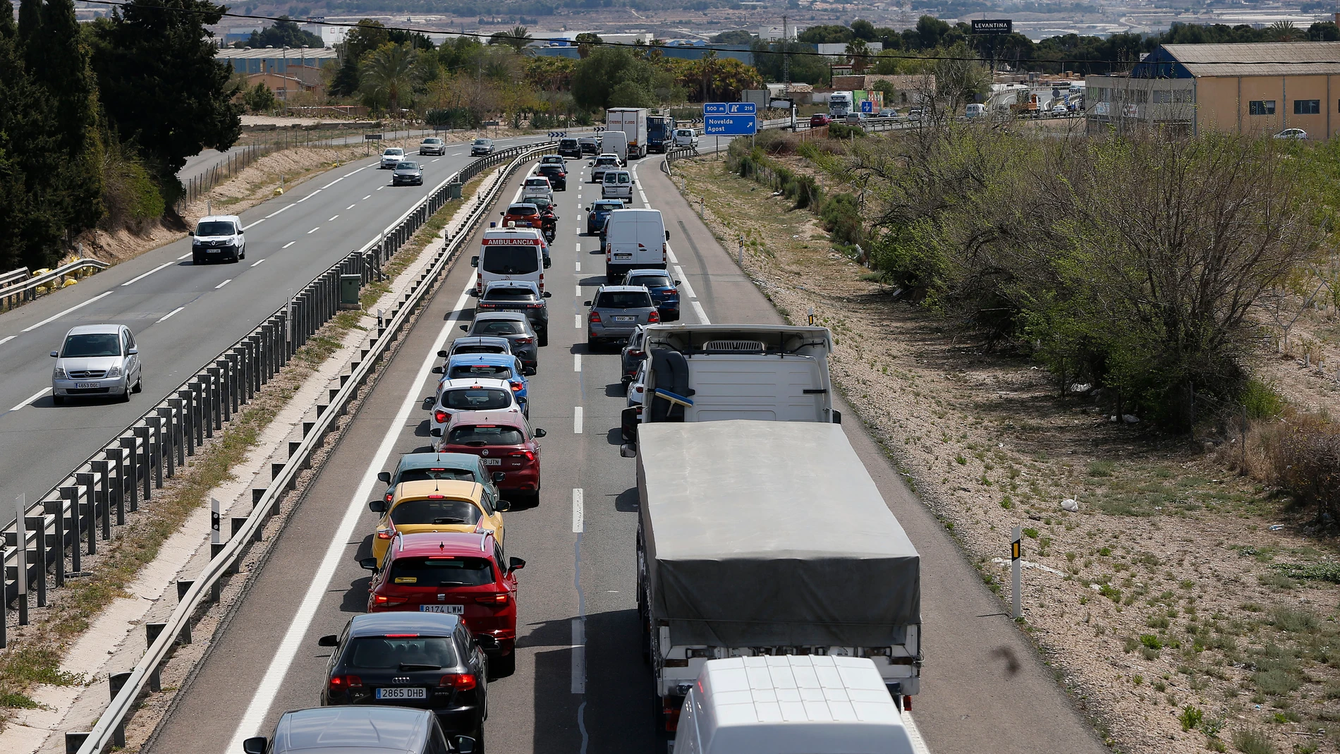 GRAFCVA2702. NOVELDA (ALICANTE), 06/04/2023.-Doce kilómetros de retenciones a causa de dos accidentes en dos de las principales autovías de Alicante, la que conecta con Madrid (A-31) y la del Mediterráneo (AP-7), complican al mediodía de este Jueves Santo el tráfico en plena operación salida, con un balance de sólo un conductor herido leve.Según la DGT y la Guardia Civil de Tráfico, el primero de los siniestros ha ocurrido a primera hora de la mañana en la AP-7 a la altura del kilómetro 625, en Benissa, por la colisión por alcance de dos camiones y el vuelco sobre la calzada en dirección Valencia de uno de ellos frigorífico, que además ha derramado combustible.El segundo siniestro(en la imagen) que ralentiza la circulación en Alicante ha ocurrido poco después de las 11 horas en el kilómetro 221 de la autovía A-31, que une la provincia con Albacete y Madrid, por el choque de cuatro vehículos, donde no ha habido daños personales.EFE/ Manuel Lorenzo