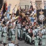 S.Santa.- Devoción y admiración en el Jueves Santo de Málaga con el traslado del Cristo de la Buena Muerte por la Legión