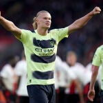 Fútbol/Premier.- (Crónica) El City mete presión al Arsenal con el acrobático Haaland