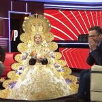 Los presentadores Jair Domínguez y Toni Soler junto a la actriz que parodiaba ser la Virgen del Rocío