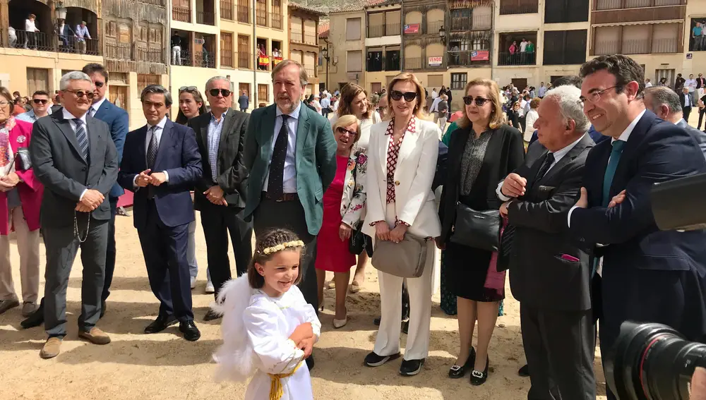 Julia protagoniza la Bajada del Ángel de Peñafiel