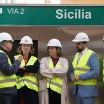 Ada Colau y el consejero de Territorio, Juli Fernàndez (ERC), en las obras del tranvía