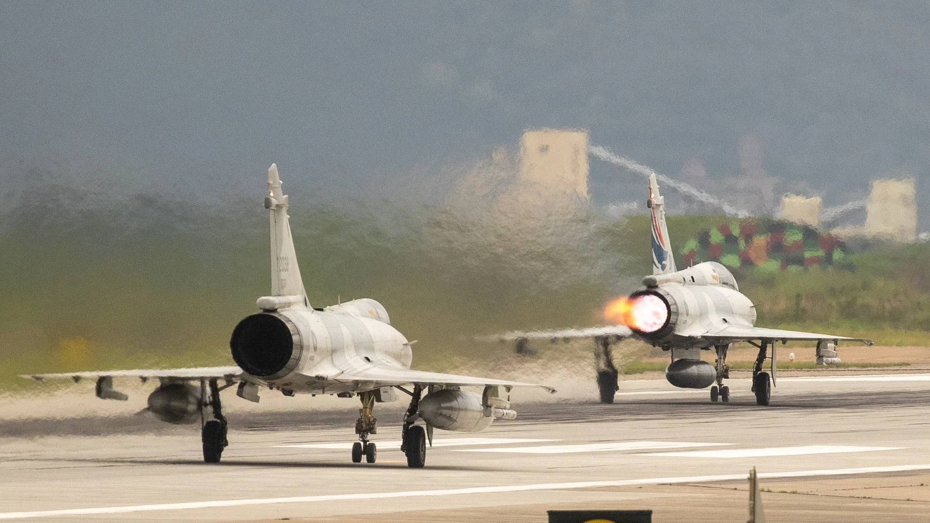 Hsinchu (Taiwan), 09/04/2023.- Taiwan Air Force Mirage 2000 fighter jets prepare to takeoff inside the airbase in Hsinchu, Taiwan, 09 April 2023. China announced three days of military drills around Taiwan and flew dozens of planes across the Taiwan Strait median line, following the Taiwanese president'Äôs visit to the United States. (Estados Unidos) EFE/EPA/RITCHIE B. TONGO